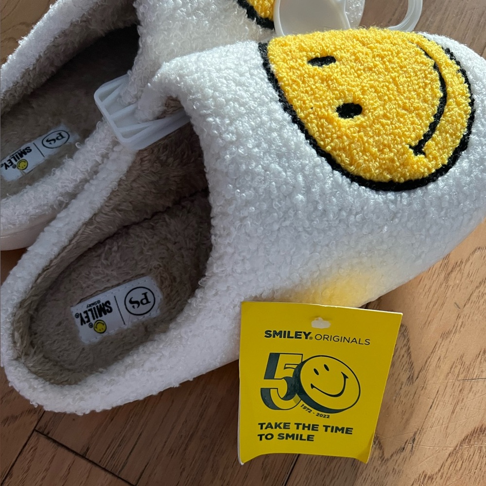 Pretty Simple Smiley Slippers - Picture 2 of 3